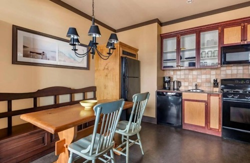 The Blue Mountains Hotel | Stylish 1BR Retreat with Private Balcony & Kitchenette for Relaxation