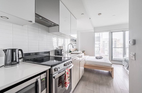 Garden District Apartment | Stylish 1BR Studio in Toronto