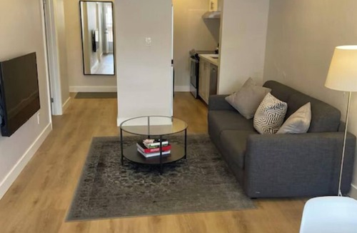 Port Credit Apartment | Stylish 2 Bedroom Apartment w/Outdoor Balcony | Port Credit by the lake.