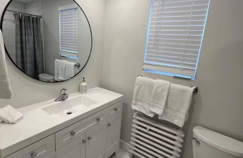 Port Credit Apartment | Stylish 2 Bedroom Apartment w/Outdoor Balcony | Port Credit by the lake.