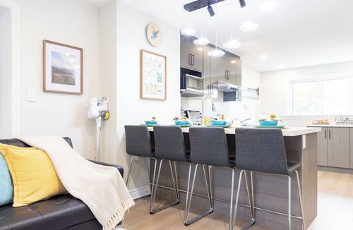 Cooksville Apartment | Stylish 2bed, 2bth Apt. Close to Malls & 25 Mins to Toronto