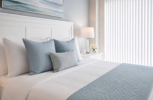 Bay Street Corridor Hotel | Stylish 2BR Downtown Toronto Suite. Walk to Dining, Attractions & More!