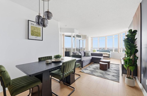 Downtown Mississauga Apartment | Stylish 2br High-Rise - Sleeps 7 - YYZ