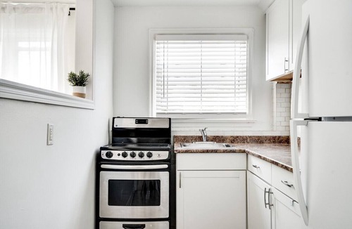 Sunnyside Condo | Stylish 2BR – Near Queen’s, Hospitals & Lake Ontario