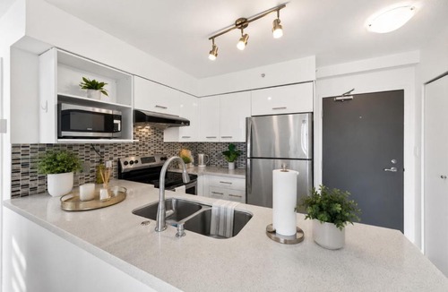 Yaletown Apartment | Stylish 2BR Steps from Vibrant Yaletown