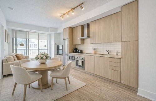 Downtown Toronto Apartment | Stylish 2BR Toronto Retreat at Clarence Square