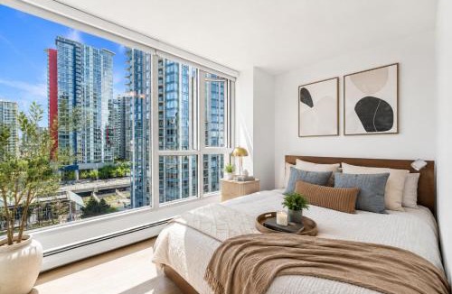 Crosstown Apartment | Stylish 3 Bedroom Home Near BC Place Rogers Arena and SkyTrain