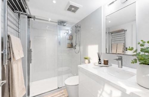 Crosstown Apartment | Stylish 3 Bedroom Home Near BC Place Rogers Arena and SkyTrain