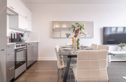 Mile End Condo | Stylish 3-Bedroom Penthouse with Hot Tub