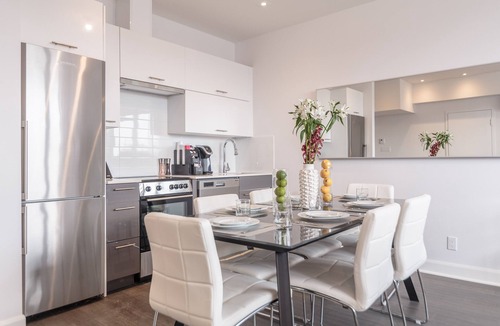 Mile End Condo | Stylish 3-Bedroom Penthouse with Hot Tub