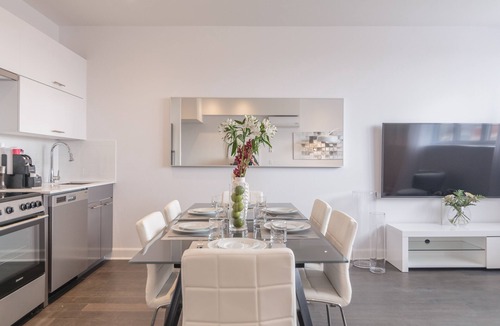 Mile End Condo | Stylish 3-Bedroom Penthouse with Hot Tub
