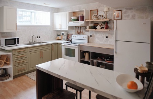 South Lethbridge House | Stylish 3BR Retreat, Prime Local, Sleeps 8+Trundle