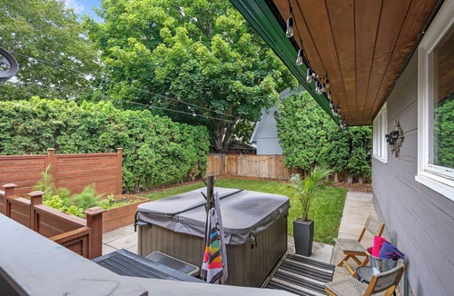 Central Okanagan House | Stylish MCM Rancher w hot tub - steam room - dog friendly