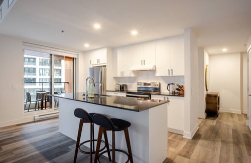 Griffintown Apartment | Stylish MTL Apartment | Parking + EV Charger