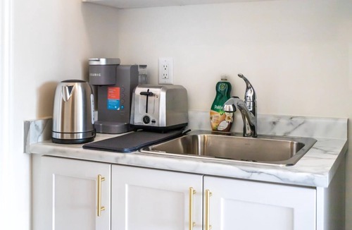 Oakville Apartment | Stylish Oakville Studio! Work Desk + WiFi +Free Parking + Pet Friendly