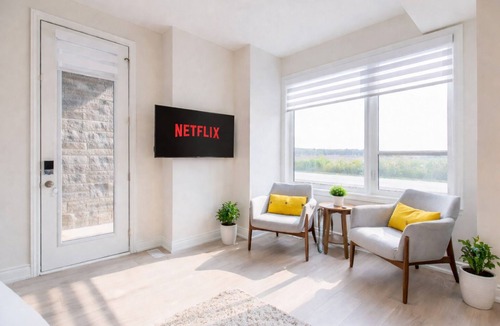 Oakville Apartment | Stylish Oakville Studio! Work Desk + WiFi +Free Parking + Pet Friendly