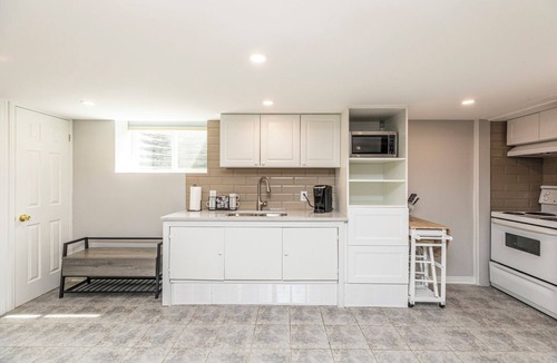 Ottawa Division Apartment | Stylish Ottawa 1BR Retreat | Quiet, Private, Minutes to Downtown