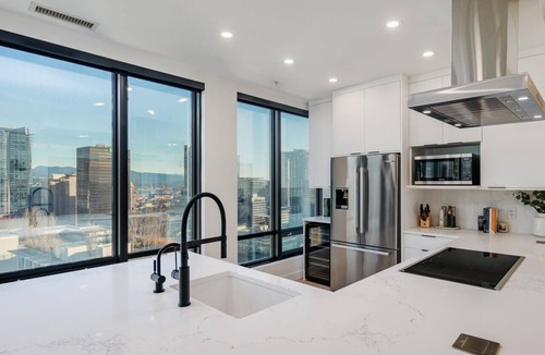 Downtown Vancouver Apartment | Stylish, Perfect Location Penthouse! AC & 3 BR!