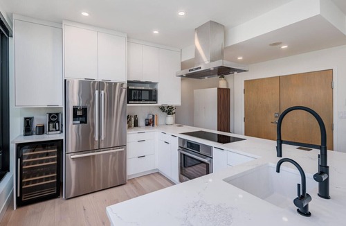 Downtown Vancouver Apartment | Stylish, Perfect Location Penthouse! AC & 3 BR!