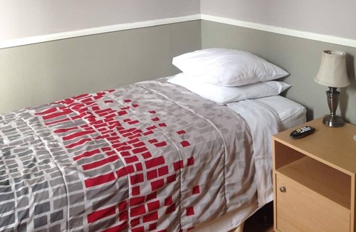 Downtown Toronto Hotel | Stylish Queen West 2BR Hotel Retreat