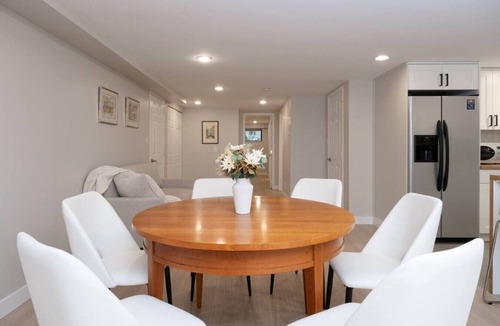 West Vancouver Condo | Stylish Scenic Oasis: 3-Bedroom Suite, West Van