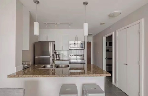 Central Apartment | Stylish Suite by the Arena & Bites