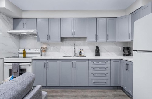 Dufferin Grove Hotel | Stylish Suite Near Trinity Bellwoods & Little Italy
