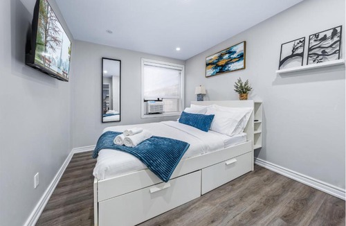 Dufferin Grove Hotel | Stylish Suite Near Trinity Bellwoods & Little Italy