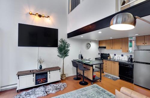 Downtown Vancouver Apartment | Stylish Two-Story Loft with Rooftop Deck