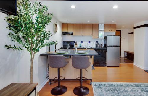 Downtown Vancouver Apartment | Stylish Two-Story Loft with Rooftop Deck