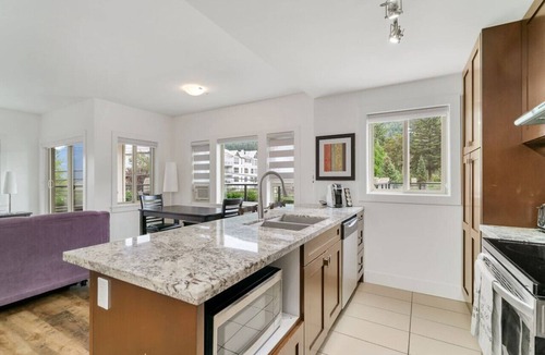 Harrison Hot Springs Apartment | Stylish Urban Retreat: 2BR Condo