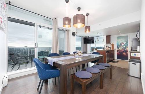 Crosstown Apartment | Sub-Penthouse Condo with Jacuzzi, Pool, Sauna & Gym