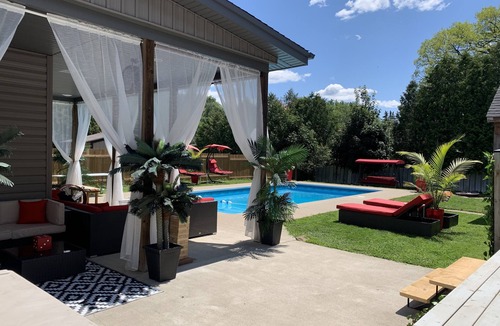 Brantford House | Suburban Oasis with Private Pool, Jacuzzi & Gym!