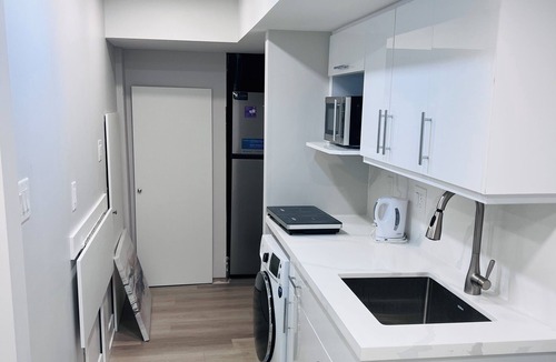 Halton Regional Municipality Apartment | Sudio Basement Suite with Double Bed and kitchen, Entrance from Garage -Sleeps 2