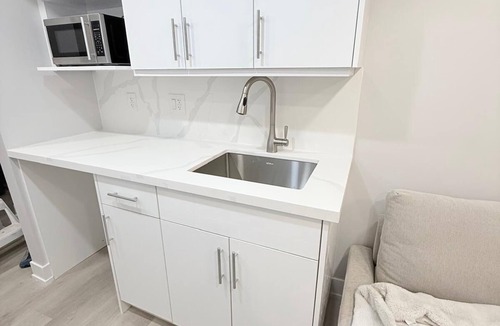 Halton Regional Municipality Apartment | Sudio Basement Suite with Double Bed and kitchen, Entrance from Garage -Sleeps 2