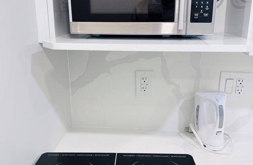 Halton Regional Municipality Apartment | Sudio Basement Suite with Double Bed and kitchen, Entrance from Garage -Sleeps 2