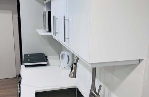 Halton Regional Municipality Apartment | Sudio Basement Suite with Double Bed and kitchen, Entrance from Garage -Sleeps 2