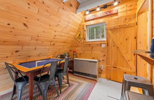 Stratton Cabin | Sugarloaf A-Frame! 6 minutes to the access road. Your private mountain retreat!