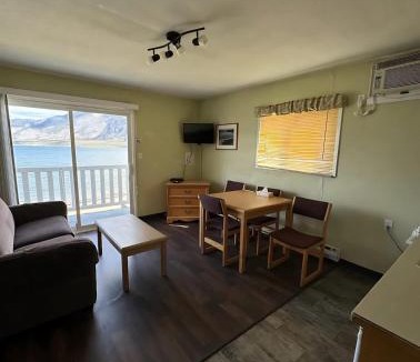 Okanagan-Similkameen House | Suite 16 Green Gables Resort Lake View Retreat