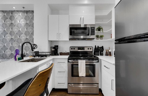 Milton Park Apartment | Suite 306 Downtown Montreal | W/Balcony, Queen Bed, Sofa Bed, Parking & 55` TV