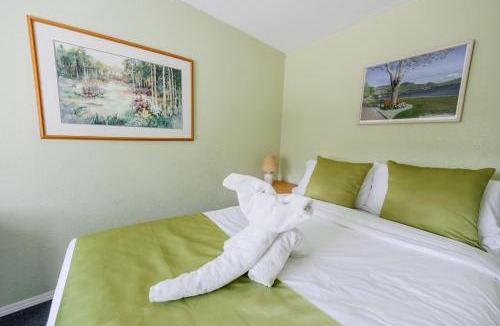 Okanagan-Similkameen House | Suite 5 Green Gables Resort - 1 Bedroom Courtyard