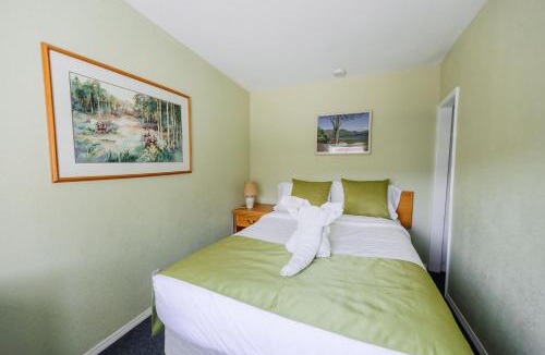 Okanagan-Similkameen House | Suite 5 Green Gables Resort - 1 Bedroom Courtyard