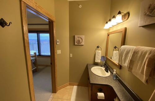East Kootenay Condo | SullivanStone 29 - Golf - Ski - Hike - Chill - Private Hot Tub - Sleeps 8