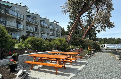 North Oyster Condo | Summer Getaway for 2 -Inn of the Sea-Oceanfront Pool/Hot Tub & private dock