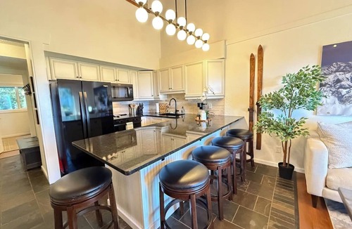 East Kootenay House | Summit View I | Pool · Views · Sleeps 8