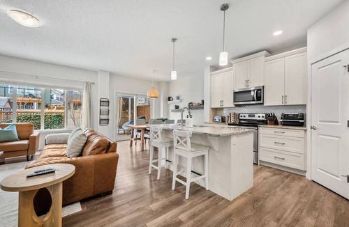 Cochrane House | Sundown Haven | Fenced Yard | Park | Crib | Pets