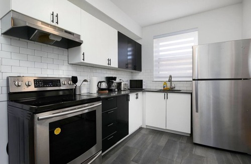 Cote-Des-Neiges—Notre-Dame-De-Grace Apartment | Sunlit 2BR Retreat – Experience MTL in Comfort