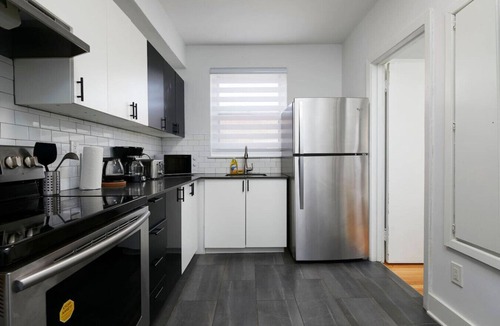 Cote-Des-Neiges—Notre-Dame-De-Grace Apartment | Sunlit 2BR Retreat – Experience MTL in Comfort