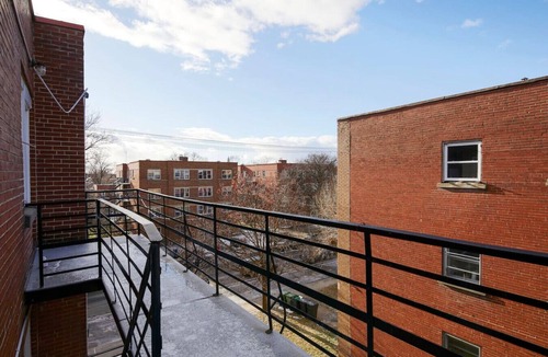 Cote-Des-Neiges—Notre-Dame-De-Grace Apartment | Sunlit 2BR Retreat – Experience MTL in Comfort