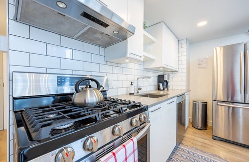 Downtown Vancouver Apartment | Sunlit Downtown Loft | Walk to Yaletown